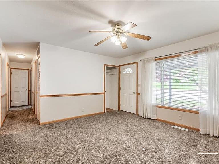469 Linden Ave photo 5