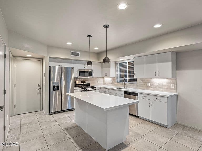817 E Park Modern Dr photo 4
