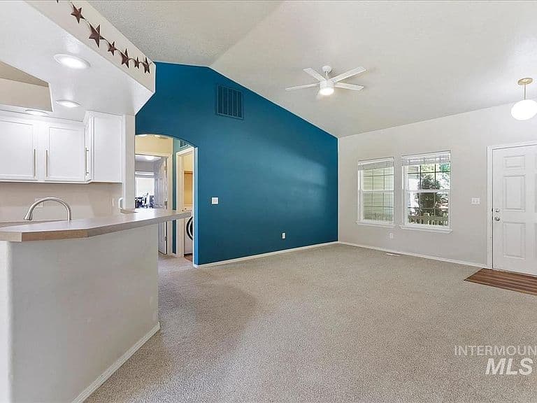 20535 Hancock Ave photo 5