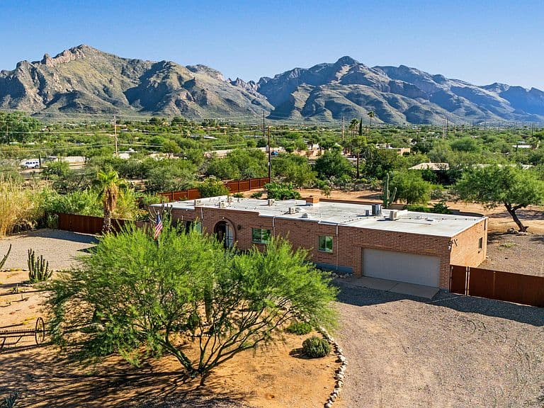 7040 N Antonietta Dr photo 2