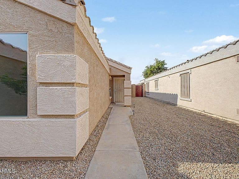 1226 E MADDISON Street photo 3