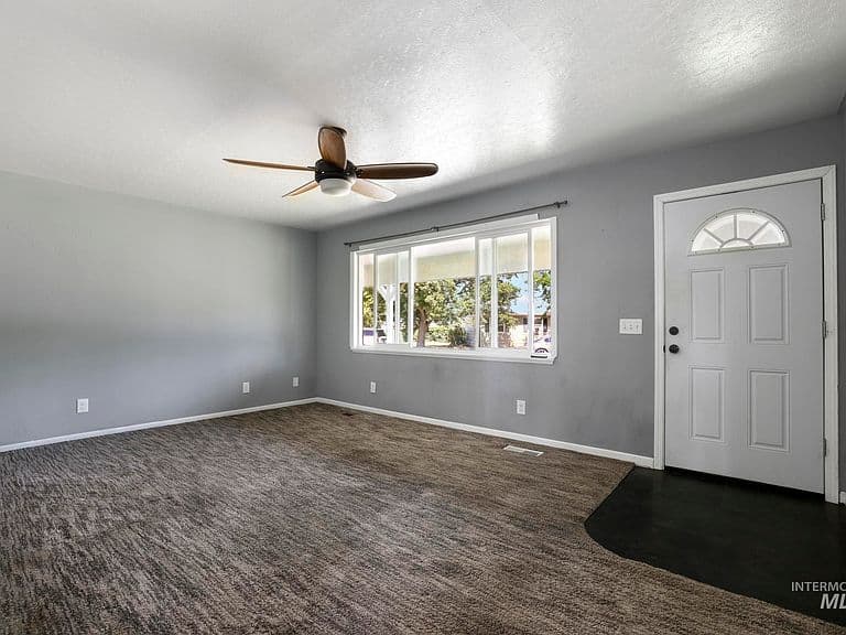 321 Dennis Dr photo 3