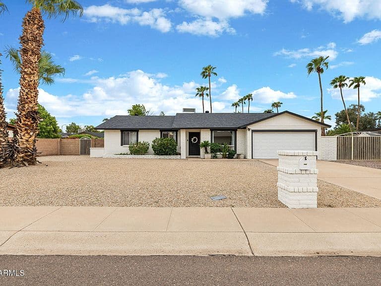 5009 E LAUREL Lane photo 1