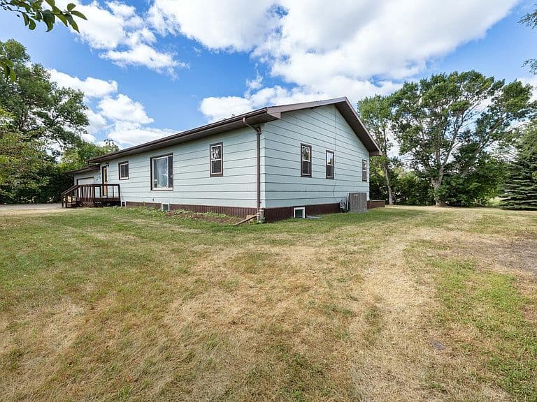 112 Pleasant Ave N photo 3