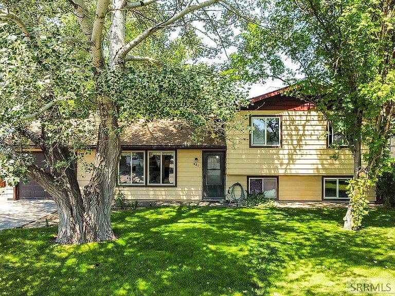 621 Lakeside Dr photo 1