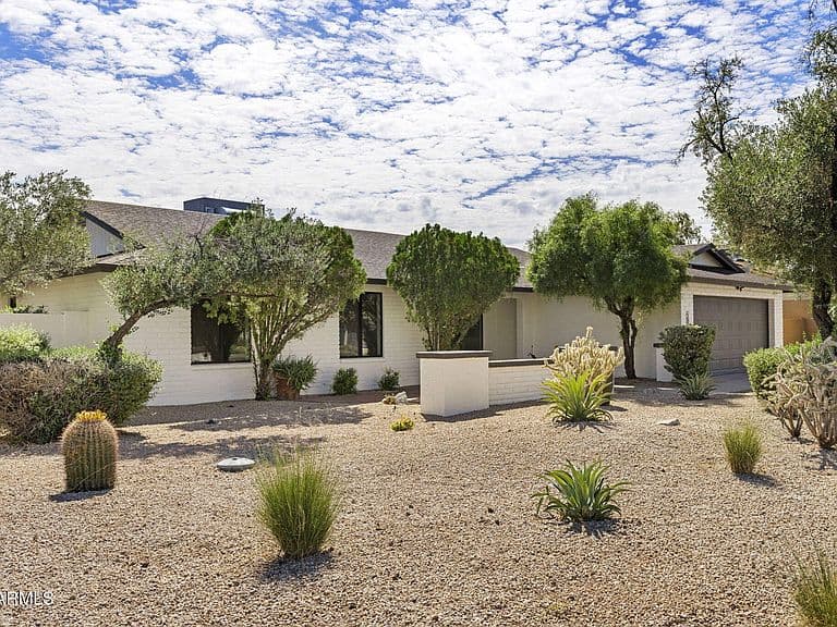 5821 E ACOMA Drive photo 2