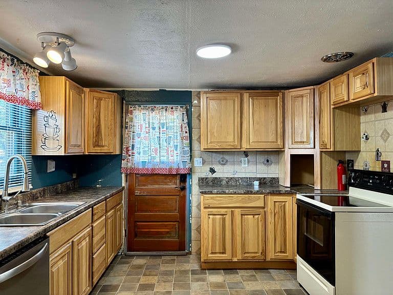 537 Albany Ave photo 3