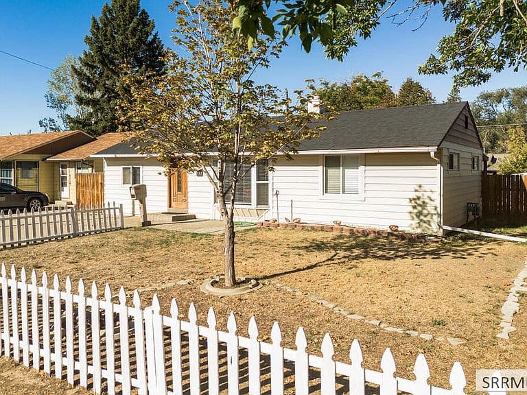 957 Willow Ln photo 3