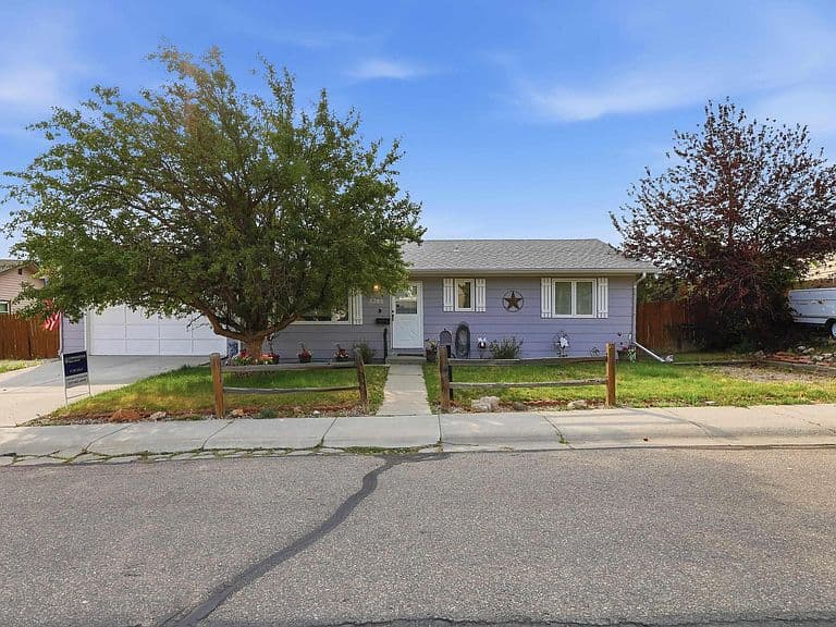 3865 Ridgecrest Dr photo 2