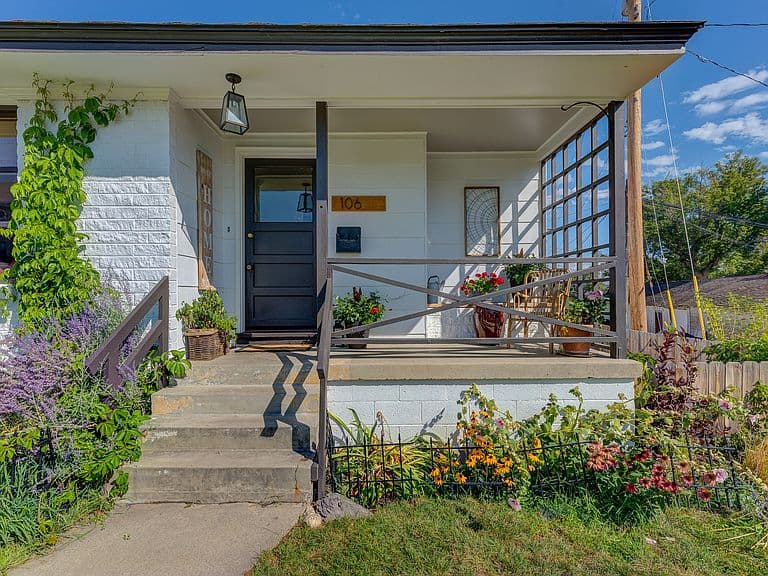 106 Stuart St photo 3