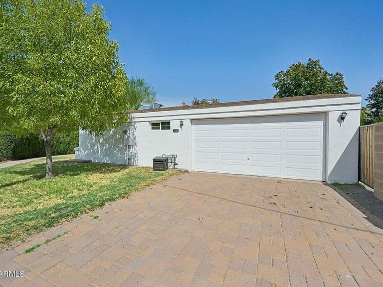 1121 W BETHANY HOME Road photo 4