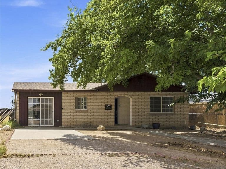 2812 Ross Avenue photo 1
