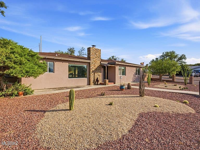 697 S Foothill Dr photo 3