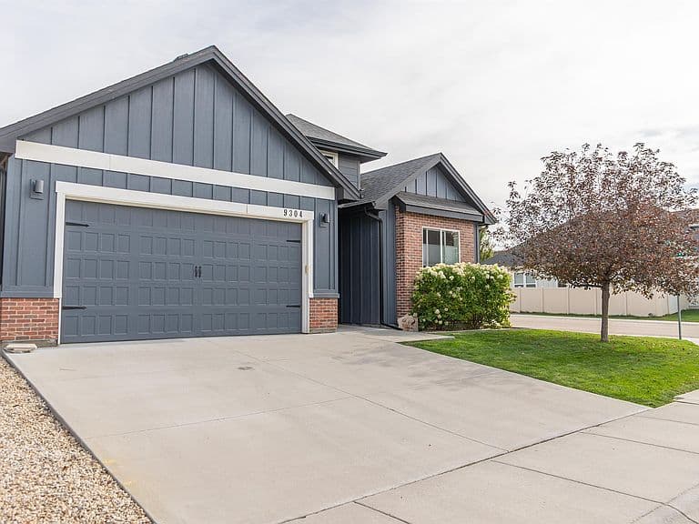 9304 W Tillamook Dr photo 2