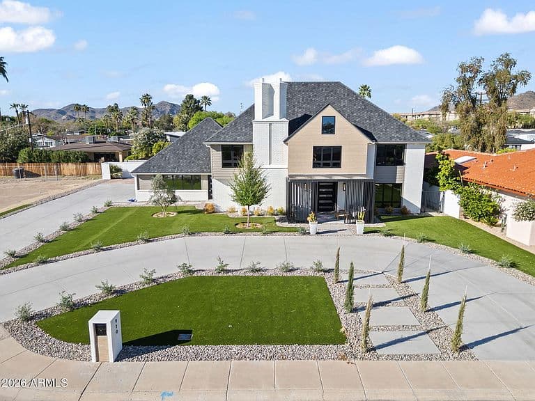 910 E KALER Drive photo 3