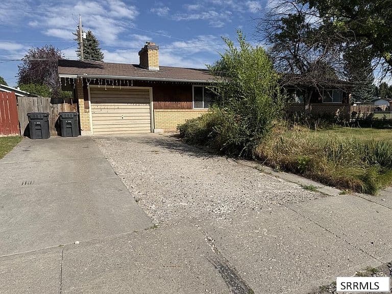 676 Davidson Dr photo 2