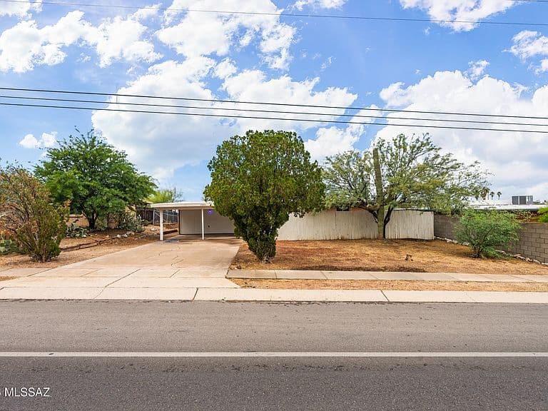 7045 N Camino De La Tierra photo 4
