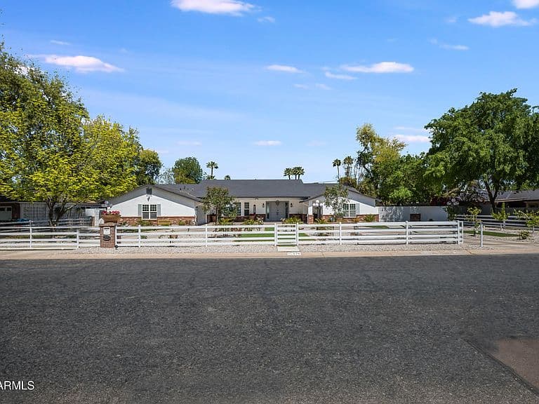 516 W RANCHO Drive photo 2