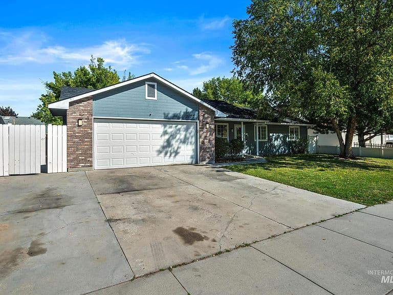 2172 W Hendricks St photo 2