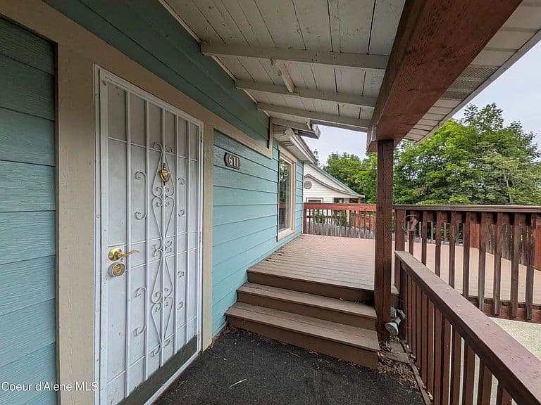 611 W Park Ave photo 2
