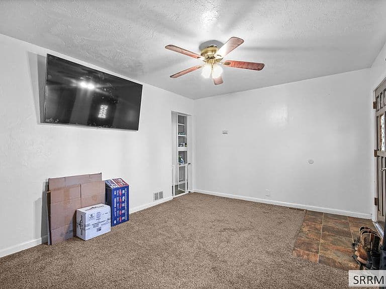 330 E Center St photo 4