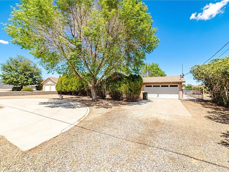 4764 Steinke Dr photo 2
