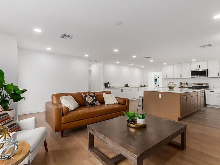 8401 E SAN MIGUEL Avenue photo 3