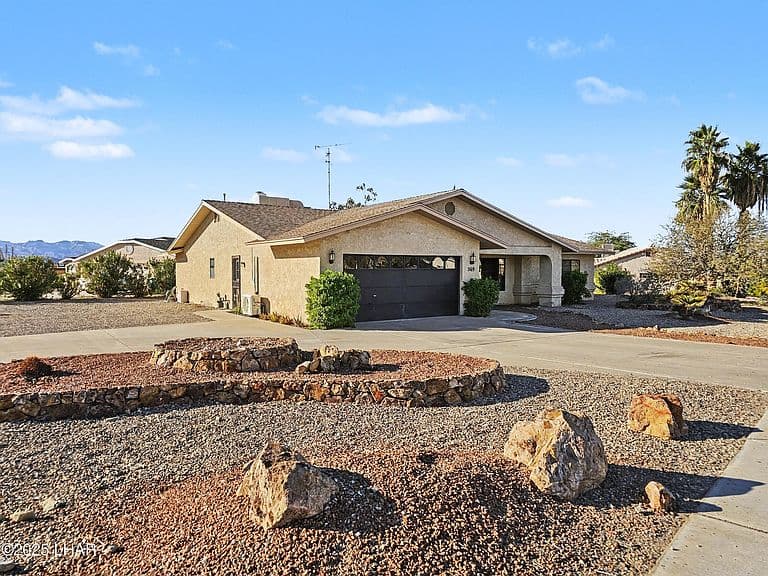 569 Acoma Blvd N photo 1