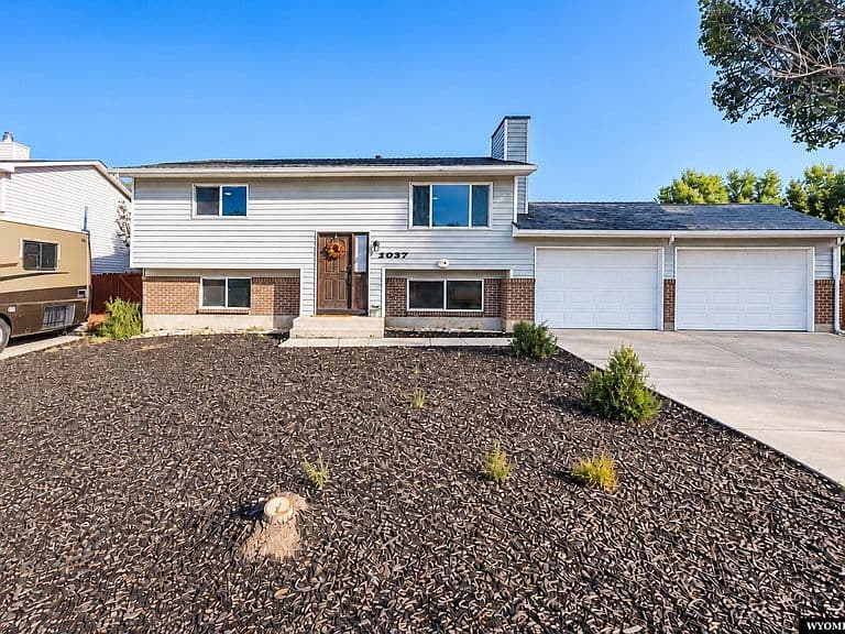 1037 Maple Way photo 2