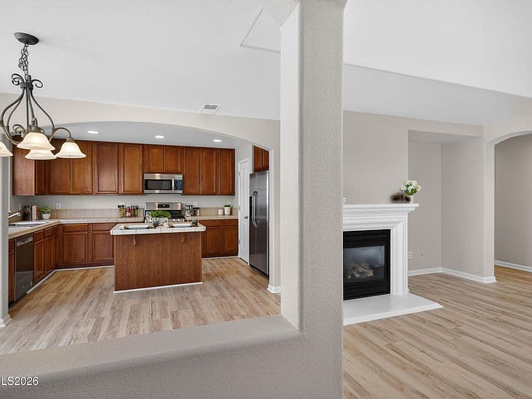 1630 Spring Hill Dr photo 3