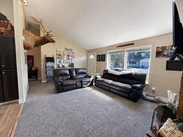 658 Crocus Ln photo 5