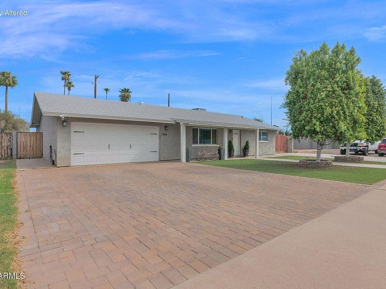 1946 E MARILYN Avenue photo 2