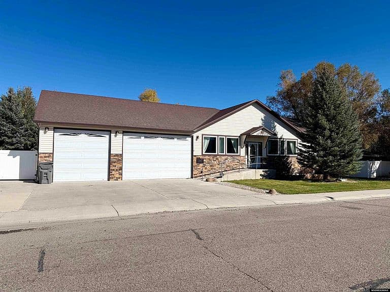 2315 Cripple Creek Dr photo 1
