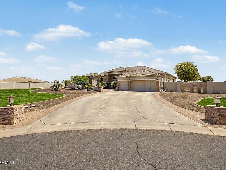 18209 W NORTH Court photo 4