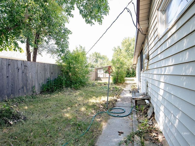 390 N 8th Ave photo 4