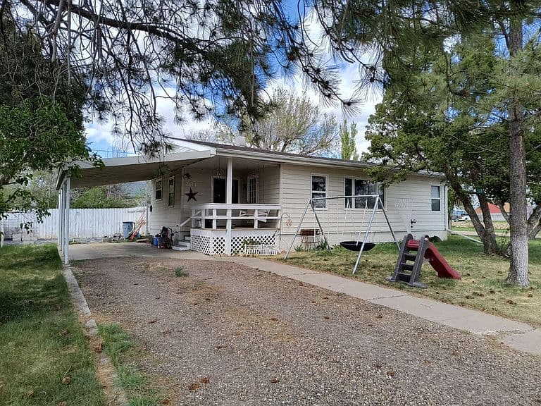 304 Hill St photo 1