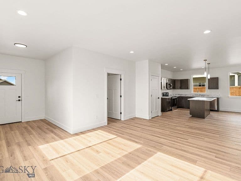 1106 Melissa Way photo 2