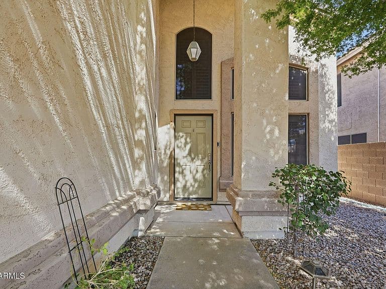 462 W COLT Road photo 2