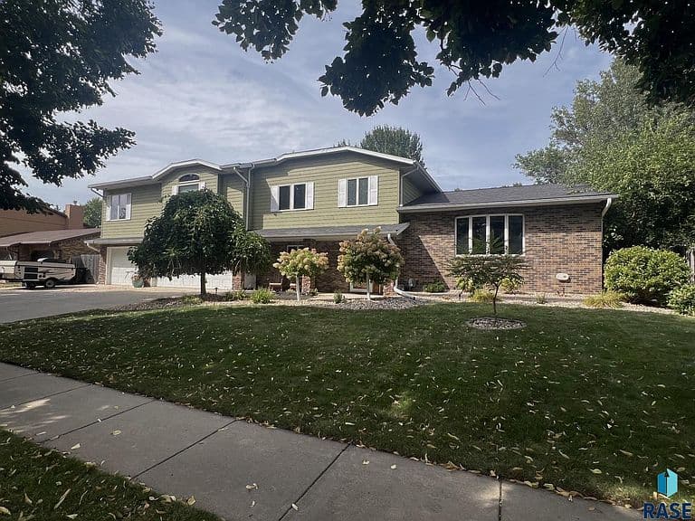 708 E Alder Ln photo 1