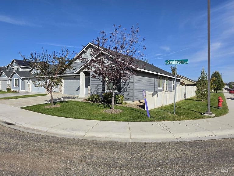 2080 N Swainson Ave photo 2