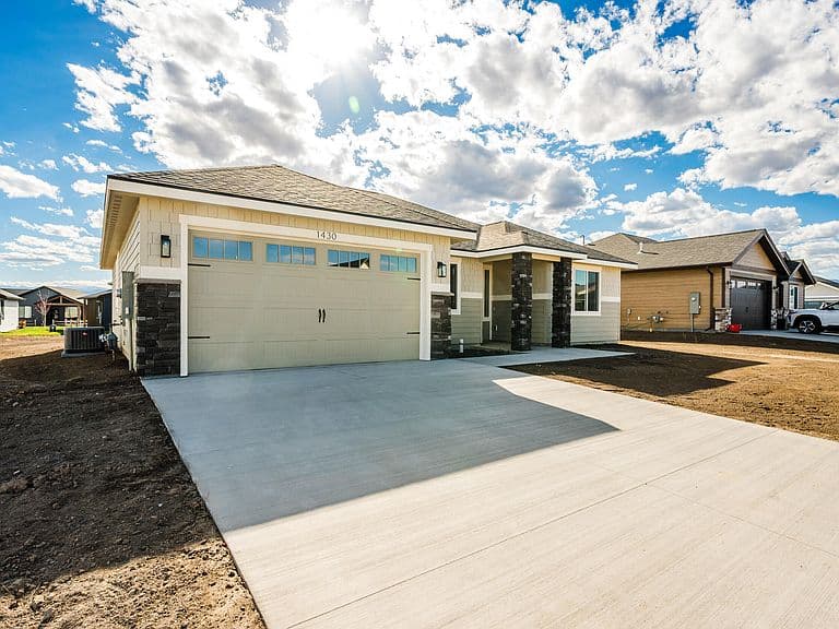 1430 Silverton Dr photo 2
