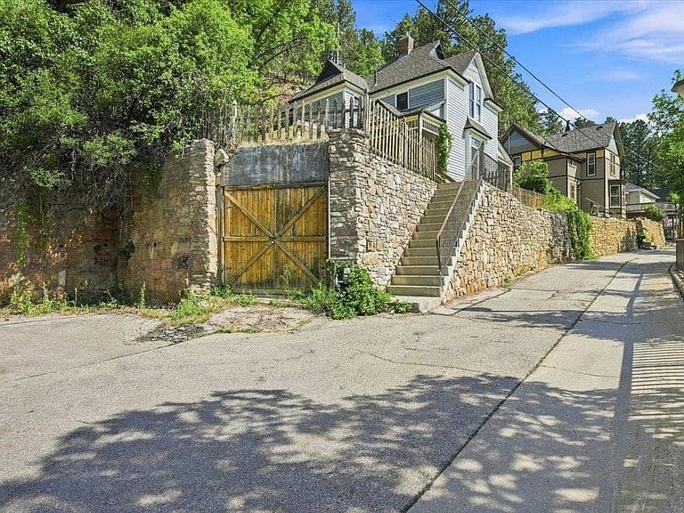 91 Forest Ave photo 3