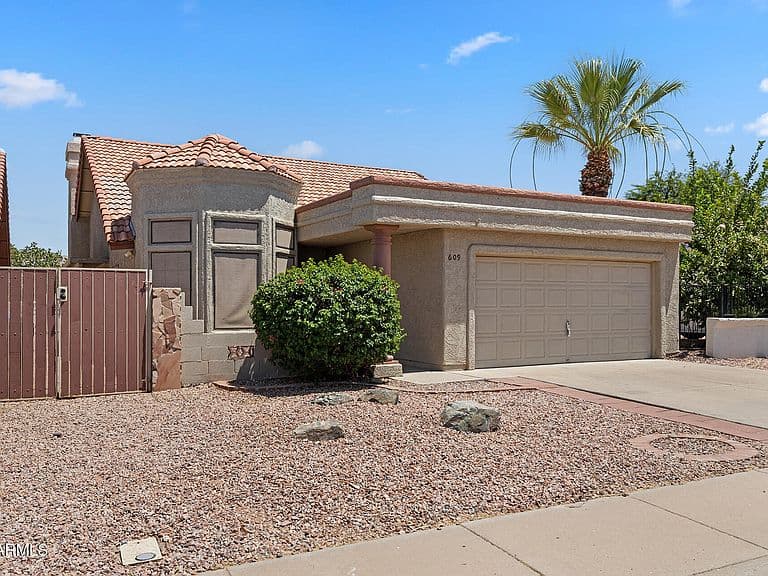 609 S DANYELL Drive photo 1