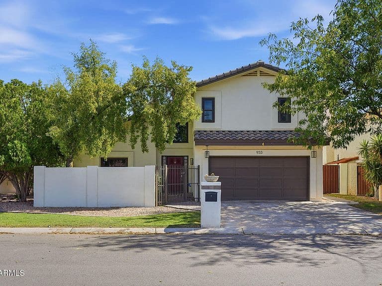 933 E LEEWARD Lane photo 1