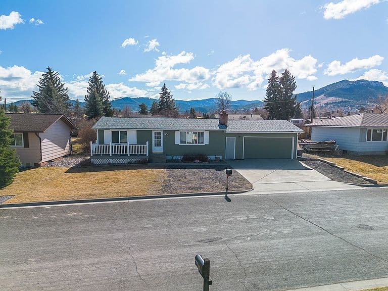 419 Russell Ln photo 1