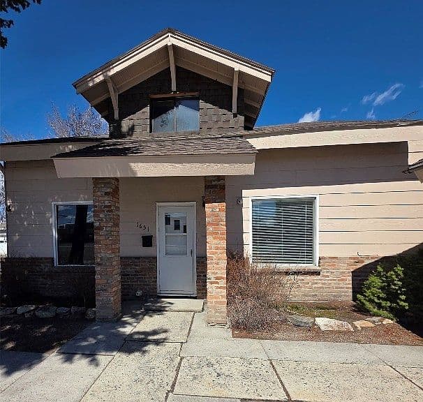 1651 Grand Ave photo 2