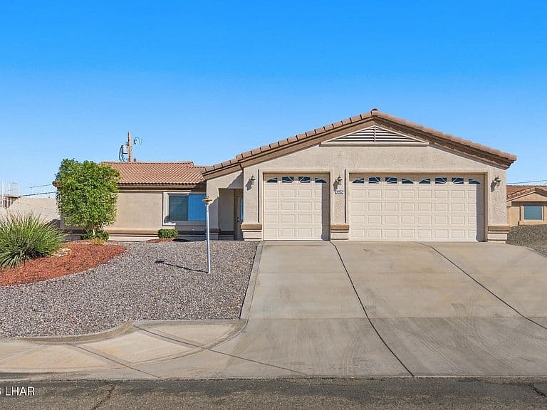 3061 Shoshone Dr photo 2