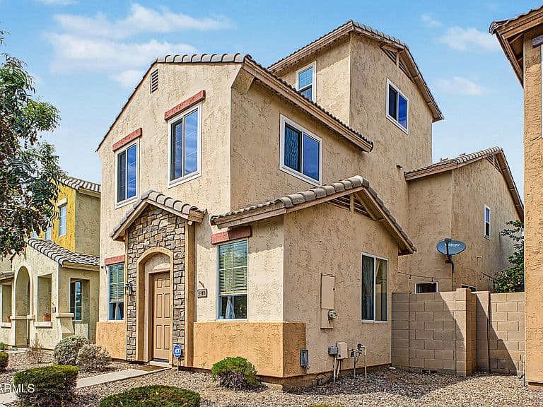 5318 W ALBENIZ Place photo 1