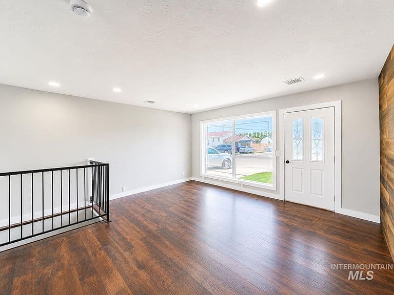 905 15th Dr photo 4