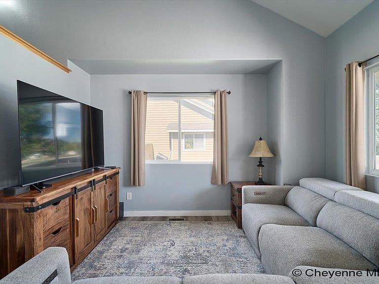1406 Meadow Dr photo 4